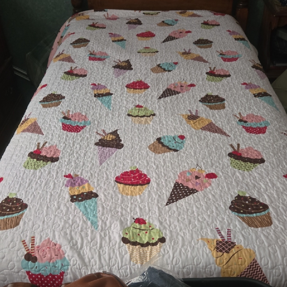 Source Unknown White Quilt with Multicolor Ice Cream & Cupcake Appliqués